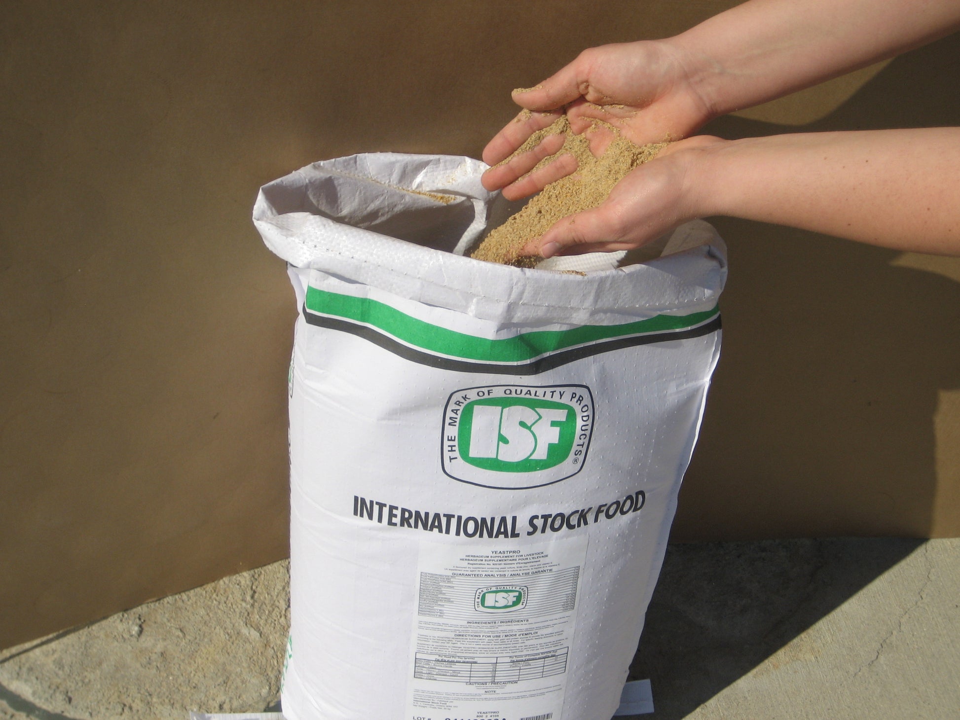 Dan Patch Supreme is available in 25 kg bags.  Herbageum flavoured, mash top dress formulation
